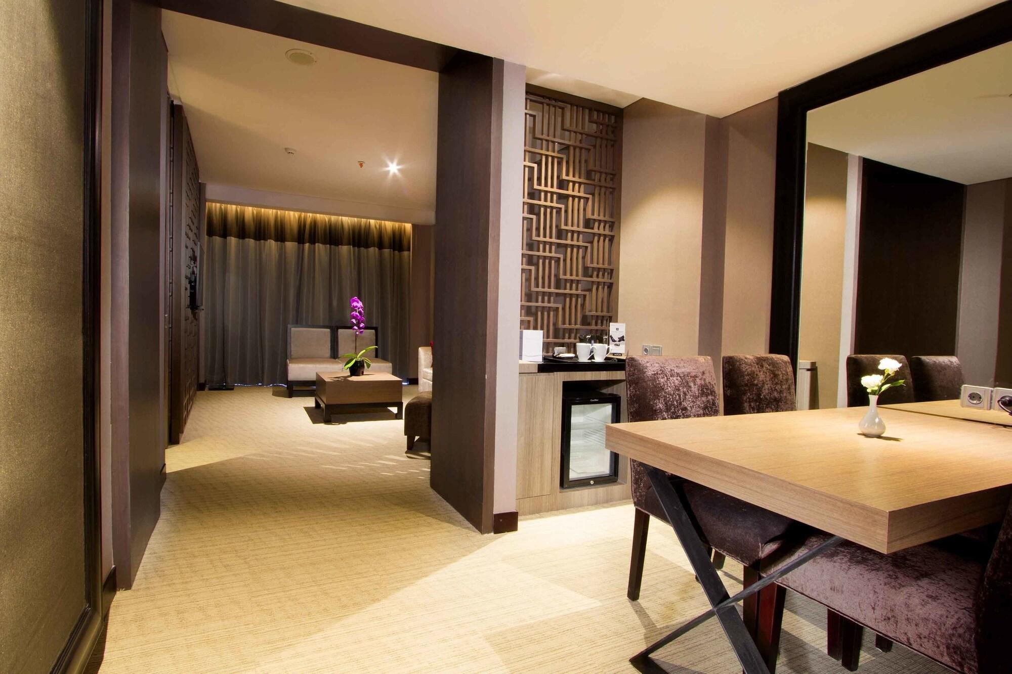 Aston Priority Simatupang Hotel And Conference Center Jakarta Exterior foto