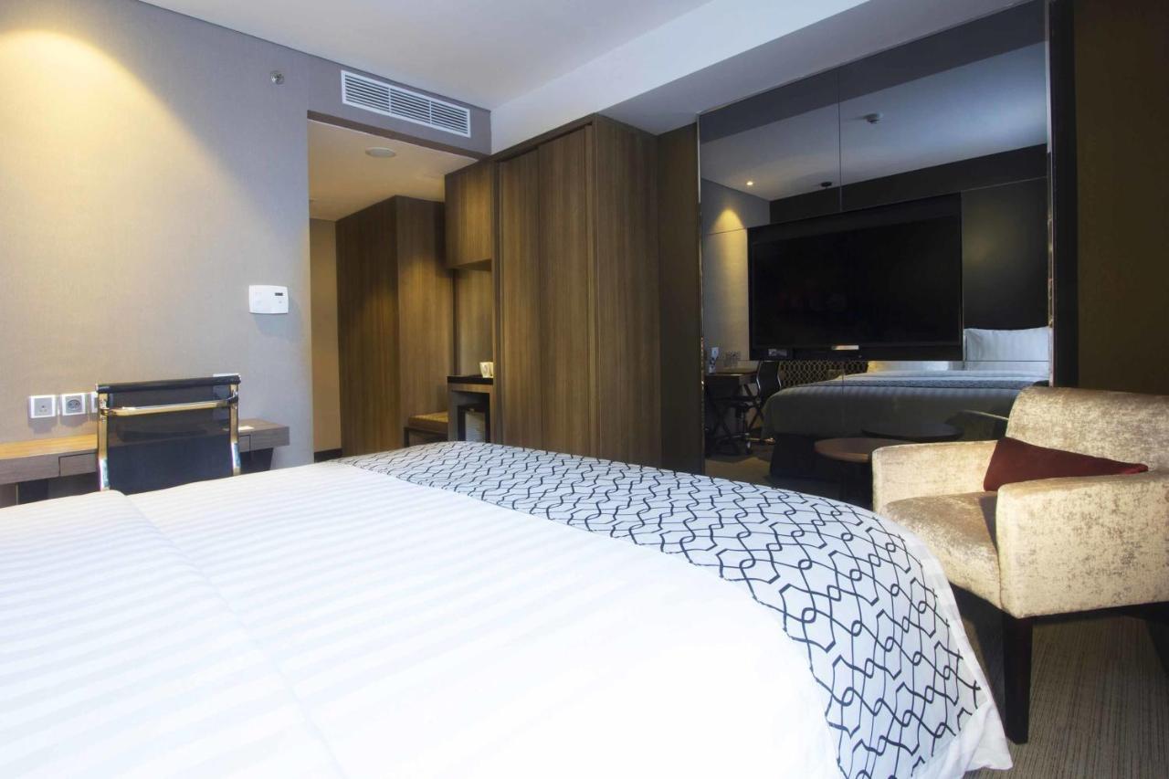 Aston Priority Simatupang Hotel And Conference Center Jakarta Exterior foto